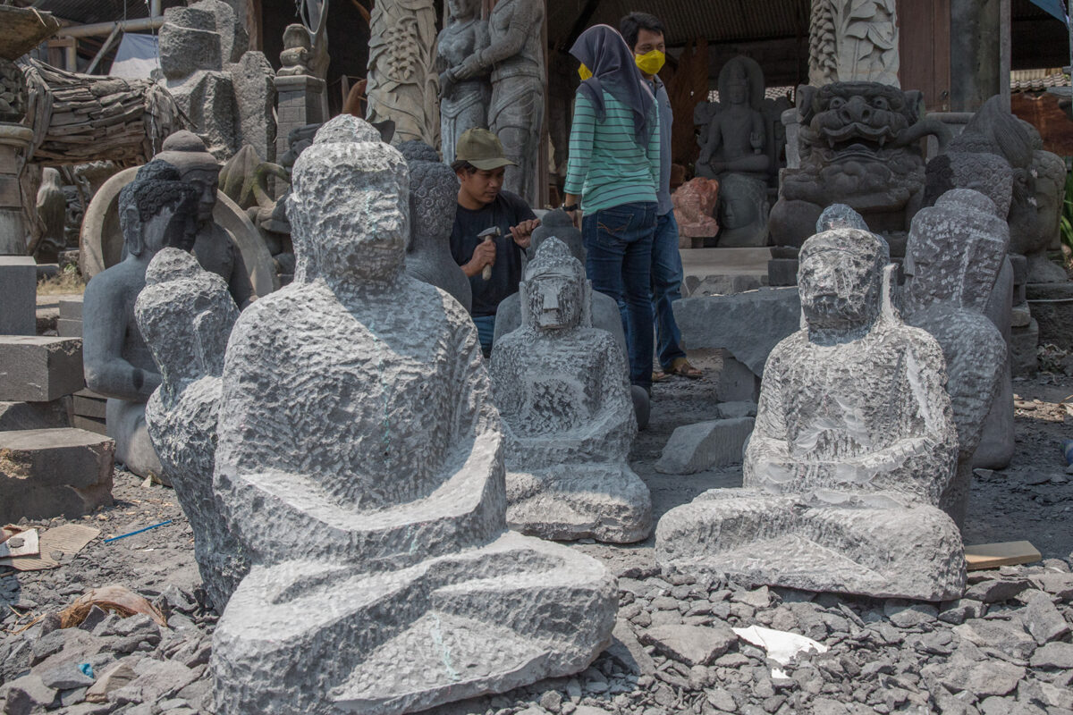 Die Lavastein-Buddhas nehmen Gestalt an.
