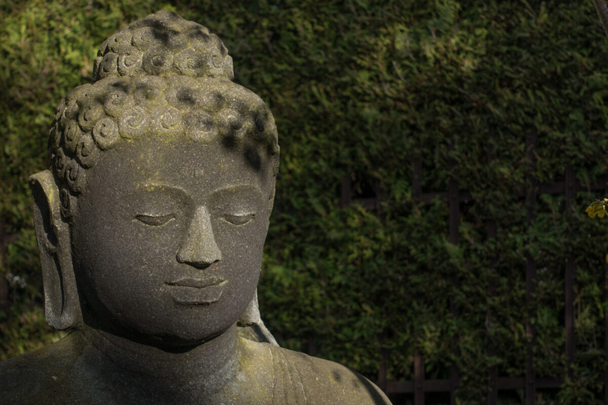 Buddha-Skulptur bei Nacht
