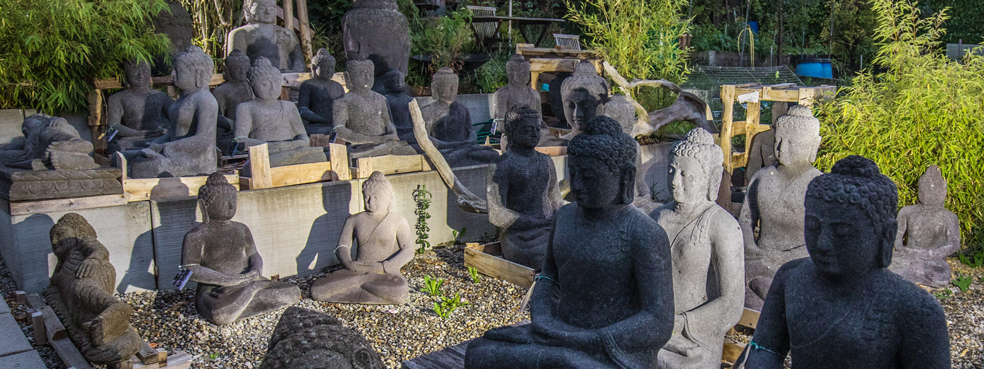 Sliderbild: Buddhas aus Vulkangestein