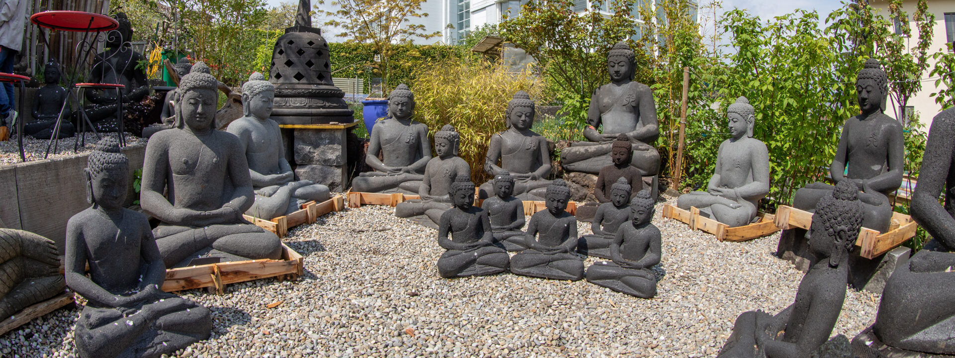 Sliderbild: Handgehauene Buddhas