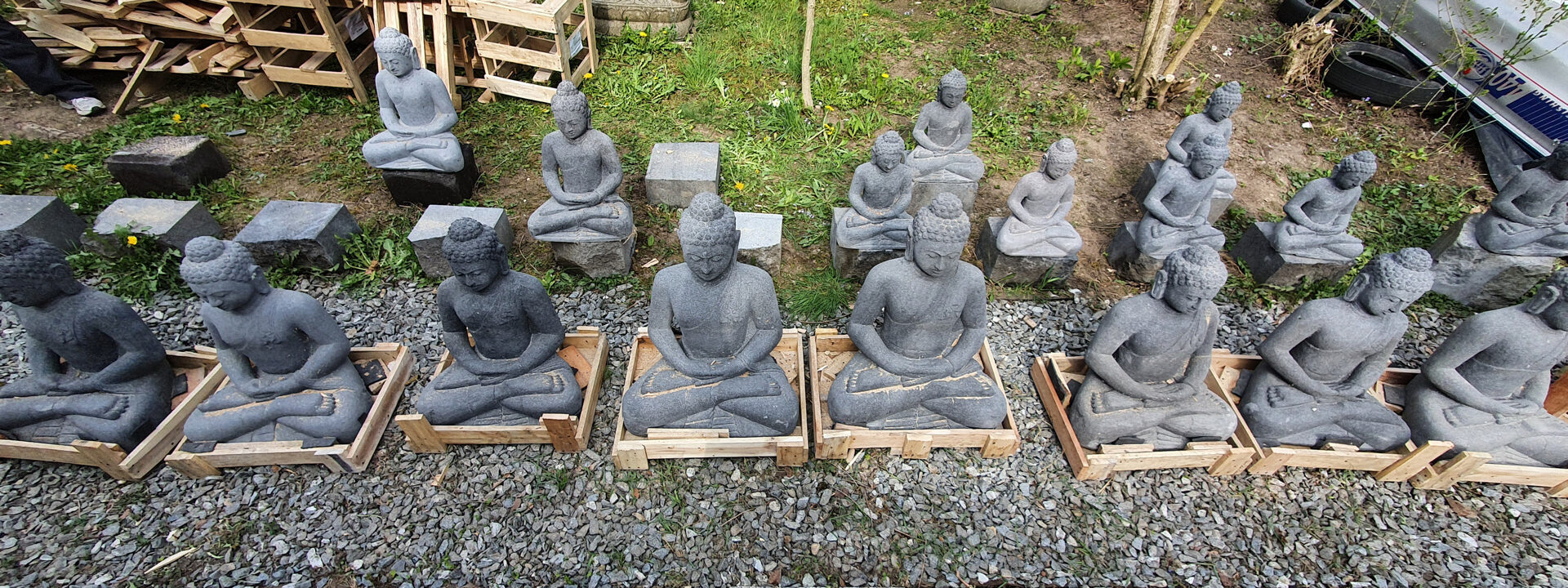 Sliderbild: Lavastein Buddhas für den Garten
