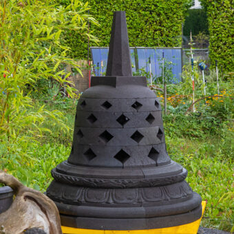 HSTUPA100-1918 Bodobudur Stupa, ø100cm, aus Lavasteinblöcken zusammengesetzt, 300-400kg